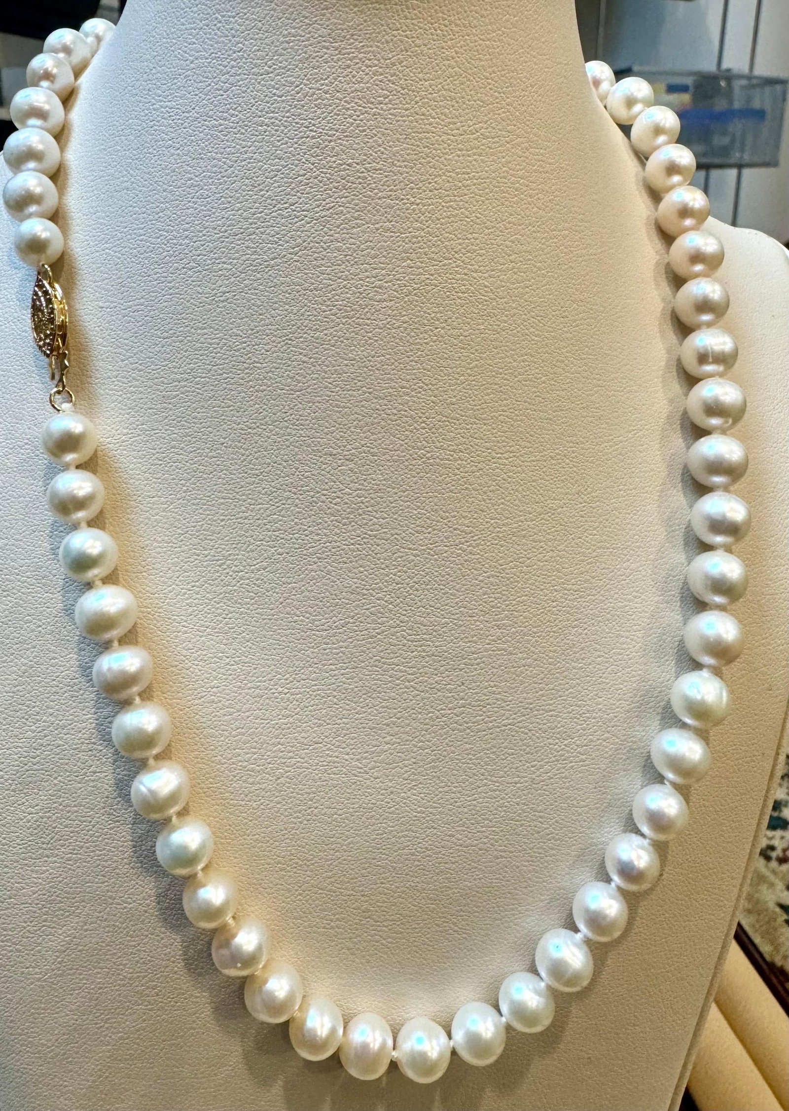 Vintage Cultured Akoya Pearl Necklace Length 18" , 14 Karat Yellow Gold - 3