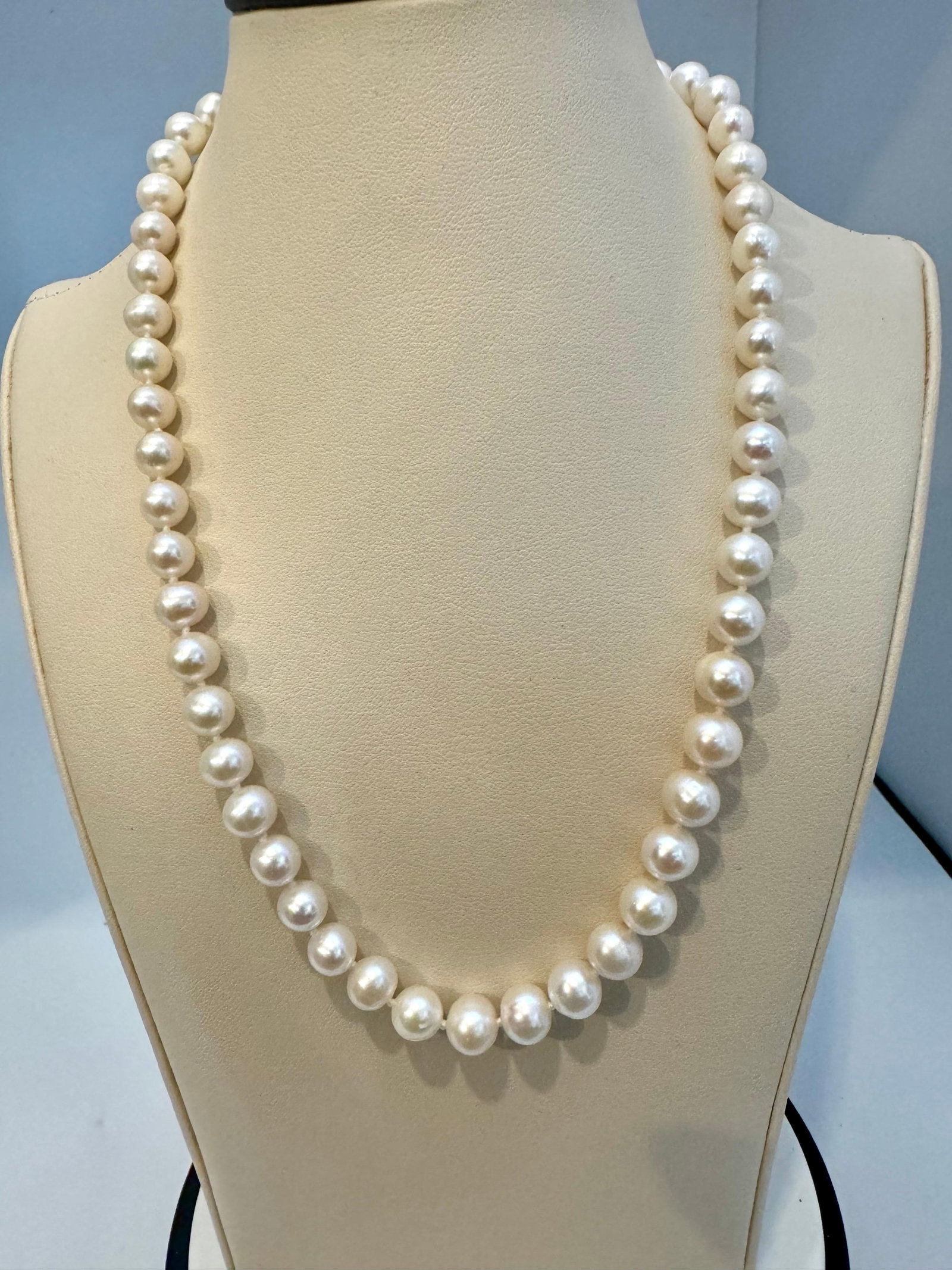 Vintage Cultured Akoya Pearl Necklace Length 18" , 14 Karat Yellow Gold - 5