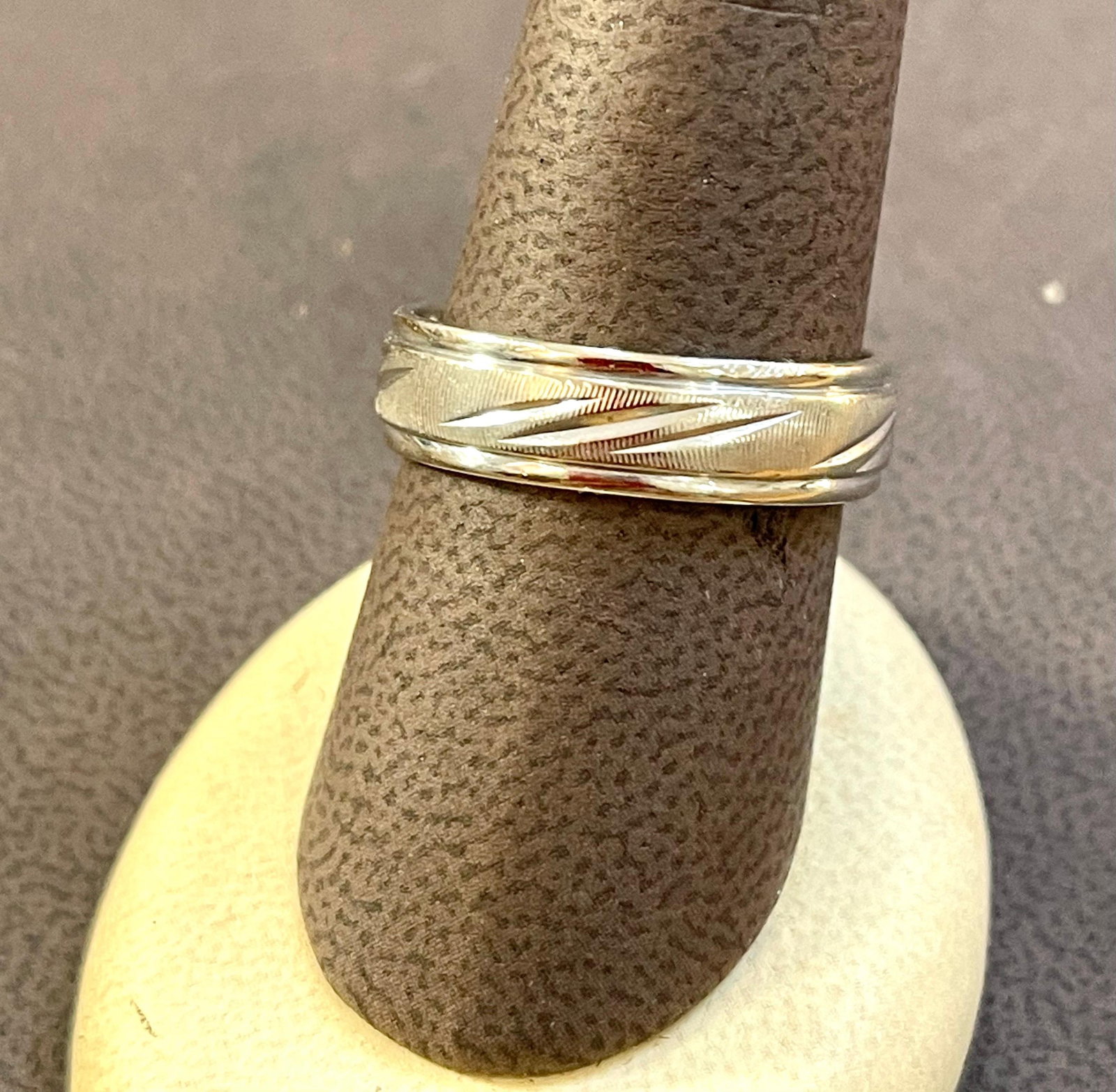 14 Karat White Gold Classic Wide Wedding Band With Design Ring, Unisex Size 10 - 3