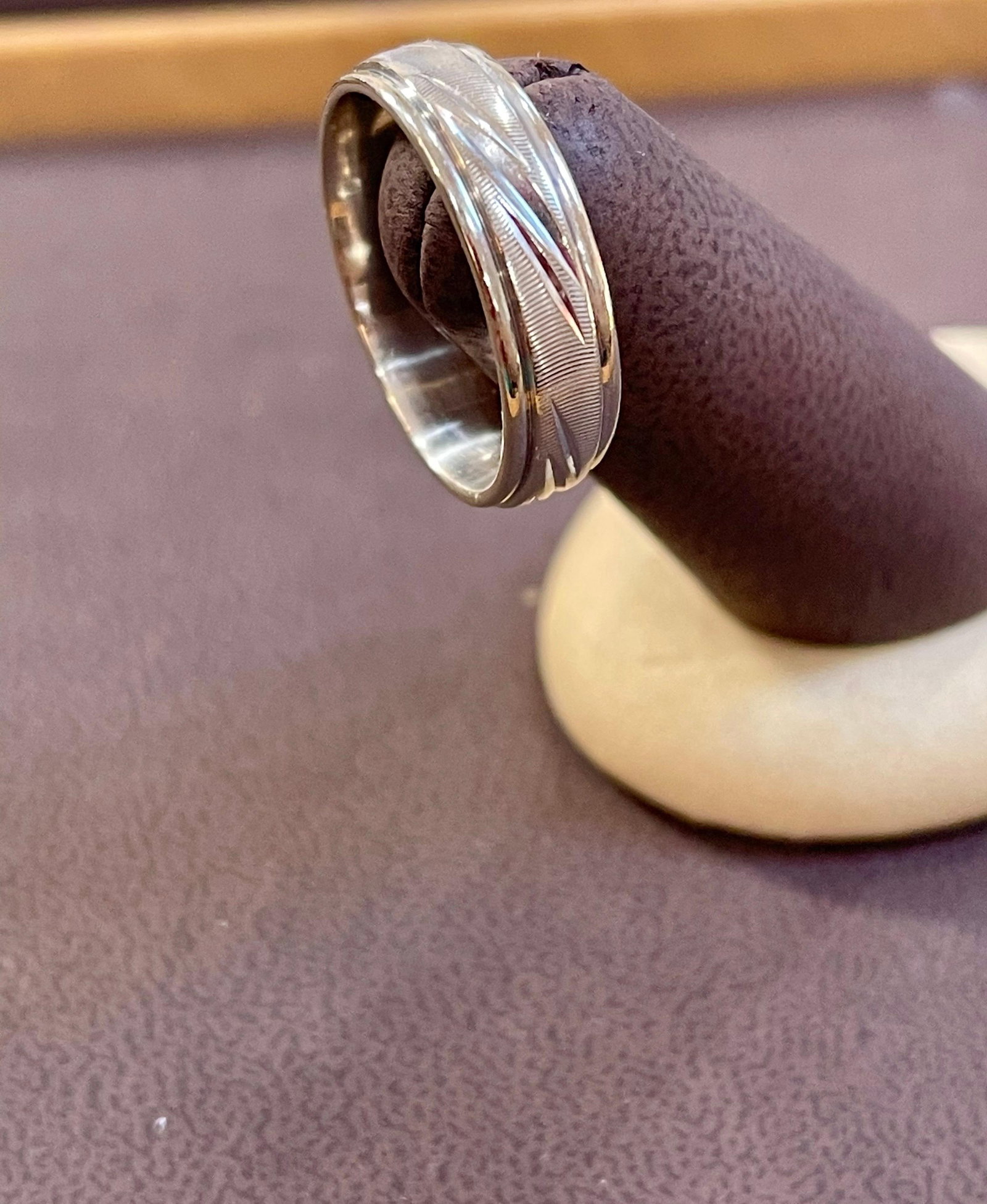 14 Karat White Gold Classic Wide Wedding Band With Design Ring, Unisex Size 10 - 7