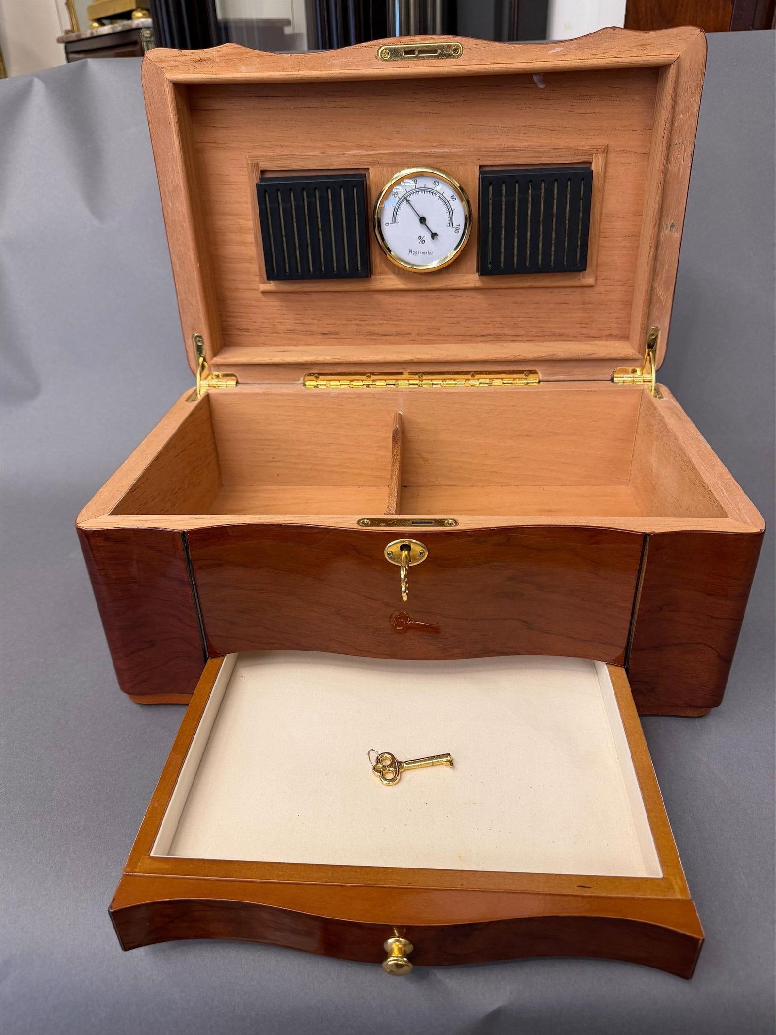 1960s Classic Mahogany Desktop Humidor - 8