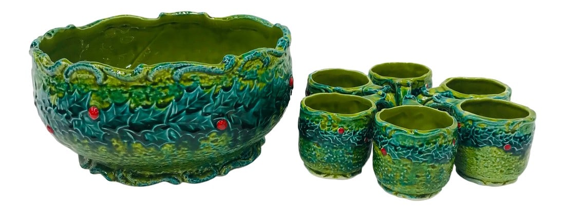 Mid Century Napcoware Holiday Holly Berries Punchbowl With 6 Cups: Vibrant green featuring holly leaves and berries holiday. Set includes a punch bowl with 6 matching cups. Condition: Alterations: Original Condition Unaltered Imperfections: Some Imperfections Conditi