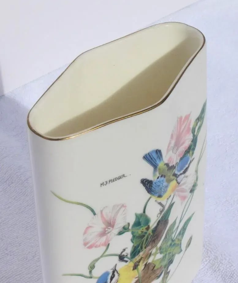 Mid-Century Japanese Porcelain Vase - 5
