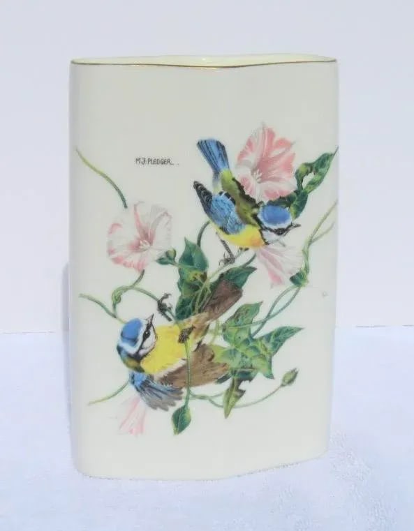Mid-Century Japanese Porcelain Vase - 6