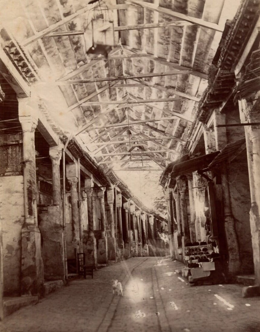 Vintage Photographs Africa, Orientalism, Tunis, Souk: Title: Vintage Photographs Africa, Orientalism, Tunis, Souk Description: 19.5 x 25.5 cm cm stains, folds Reserve: $30.00 Shipping: Domestic: Flat-rate of $22.00 to anywhere within the contiguous U.S.