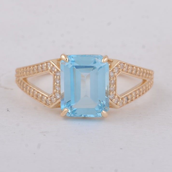 3.04 Ct Octagon Blue Topaz 9K Gold Ring: 3.04 Total Carat Blue Topaz 9K Gold Ring Specifications: Total Weight 2.48 g Center Gemstone Blue Topaz Gemstone Carat Weight 2.77 Carats Gemstone Measurements 9X7 mm Additional Gemstones White