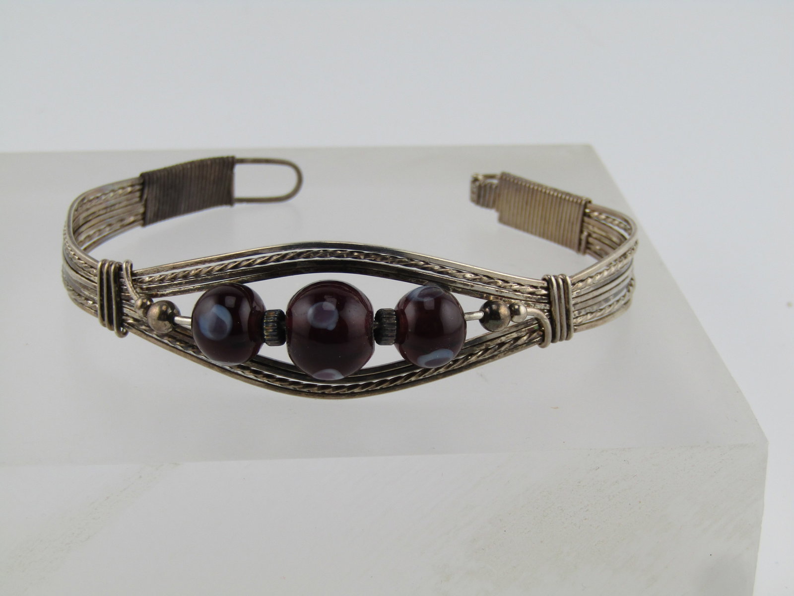 Vintage Sterling Wire Wrapped Bracelet, With Beads and Hook Clasp, 1980's-1990's: Title: Vintage Sterling Wire Wrapped Bracelet, With Beads and Hook Clasp, 1980's-1990's Description: Vintage Sterling Wire Wrapped Bracelet, With Beads and Hook Clasp, 1980's-1990's. Size 7. This has 
