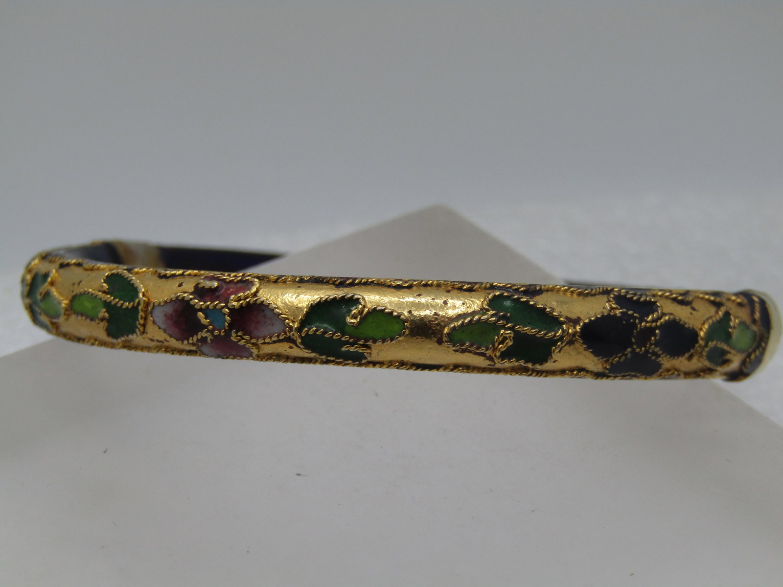 Vintage Cloisonne Hinged Bracelet, 7.25", Blue, Gold Floral, 1970's-1980's: Title: Vintage Cloisonne Hinged Bracelet, 7.25", Blue, Gold Floral, 1970's-1980's Description: Vintage Cloisonne Hinged Bracelet, 7.25", Blue, Gold Floral, 1970's-1980's. This is appx. 7.5mm wide and