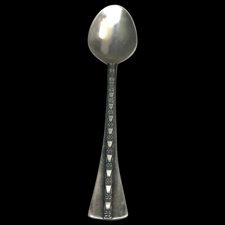 Vintage Ornate Sterling Silver Teaspoon: Title: Vintage Ornate Sterling Silver Teaspoon Description: Vintage Ornate Sterling Silver Teaspoon. Sterling Silver . 18.3 grams. Measures Approx. 4.75 x 1 inch Date/Period: Vintage Materials: Sterli