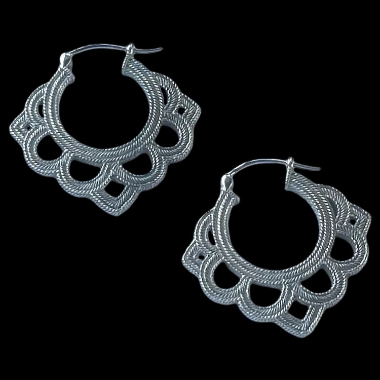 Detailed Estate Filigree Sterling Silver Hoop Earrings: Title: Detailed Estate Filigree Sterling Silver Hoop Earrings Description: Detailed Estate Filigree Sterling Silver Hoop Earrings. Sterling Silver. 17.8 grams. Measures Approx. 1.5 inch x 1.4 inches D