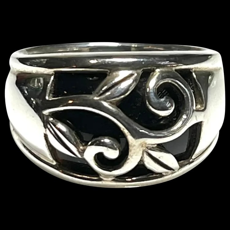 Vintage Black Onyx Vines Sterling Silver Ring: Title: Vintage Black Onyx Vines Sterling Silver Ring Description: Vintage Black Onyx Vines Sterling Silver Ring. Hallmarked: A925 Thailand . Weighs: 9 grams. Measures US Ring Size: 8.75 Date/Period: V