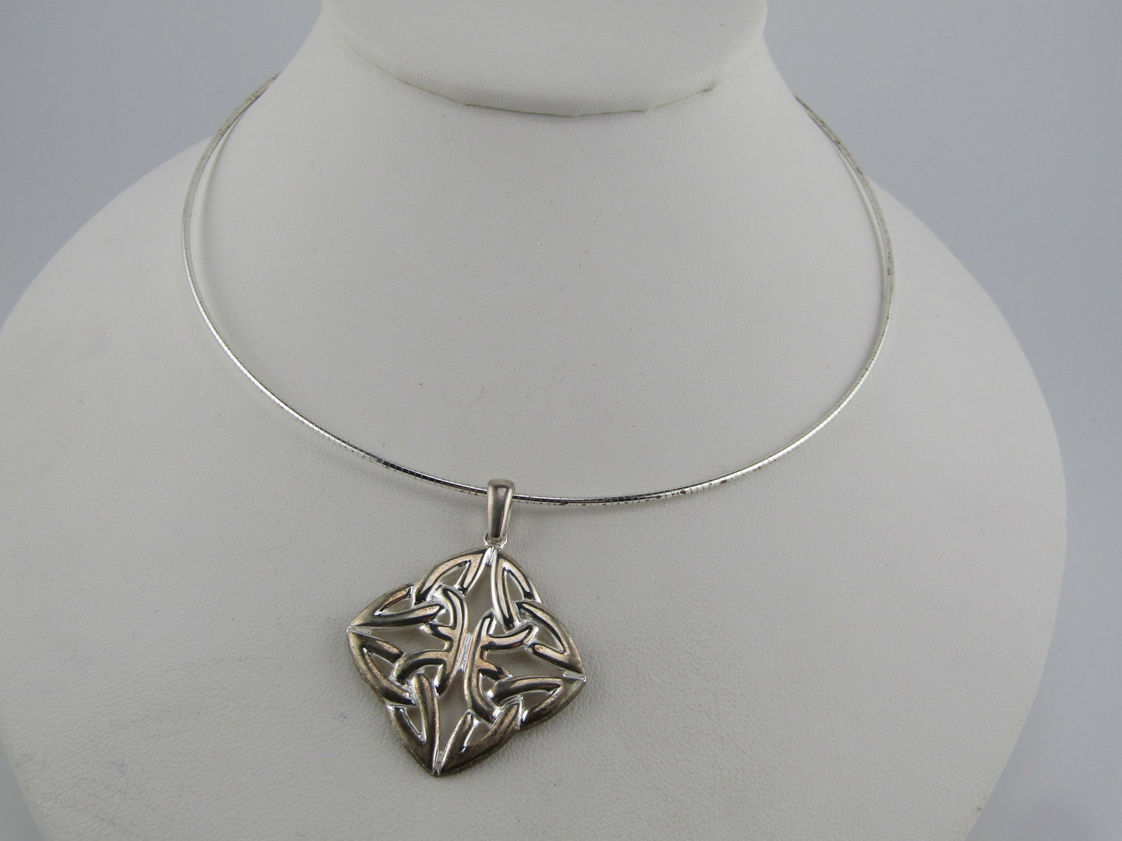 Vintge Sterling Celtic Knot Pendant Necklace, 16", 1980's-1990's: Title: Vintge Sterling Celtic Knot Pendant Necklace, 16", 1980's-1990's Description: Vintge Sterling Celtic Knot Pendant Necklace, 16", 1980's-1990's. The necklace is a sterling rounded collar style t