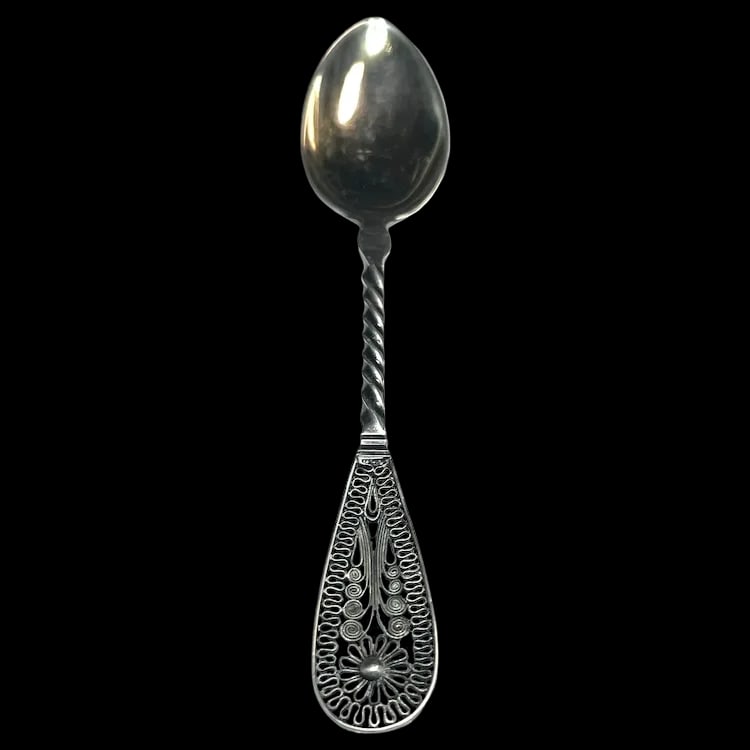 Vintage Sterling Silver Ornate Filigree Teaspoon: Title: Vintage Sterling Silver Ornate Filigree Teaspoon Description: Vintage Sterling Silver Ornate Filigree TeaspoonSterling Silver 10 gramsMeasures Approx. 5 x 1 inch Date/Period: Vintage Materials: