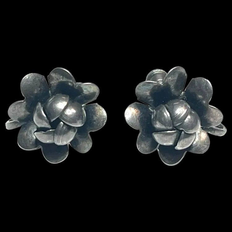Vintage Sterling Silver Screw Back Flower Earrings: Title: Vintage Sterling Silver Screw Back Flower Earrings Description: Vintage Sterling Silver Screw Back Flower Earrings. Sterling Silver. Weighs 1 gram. Screw Back Closure. Measures approx.1/2 inch 