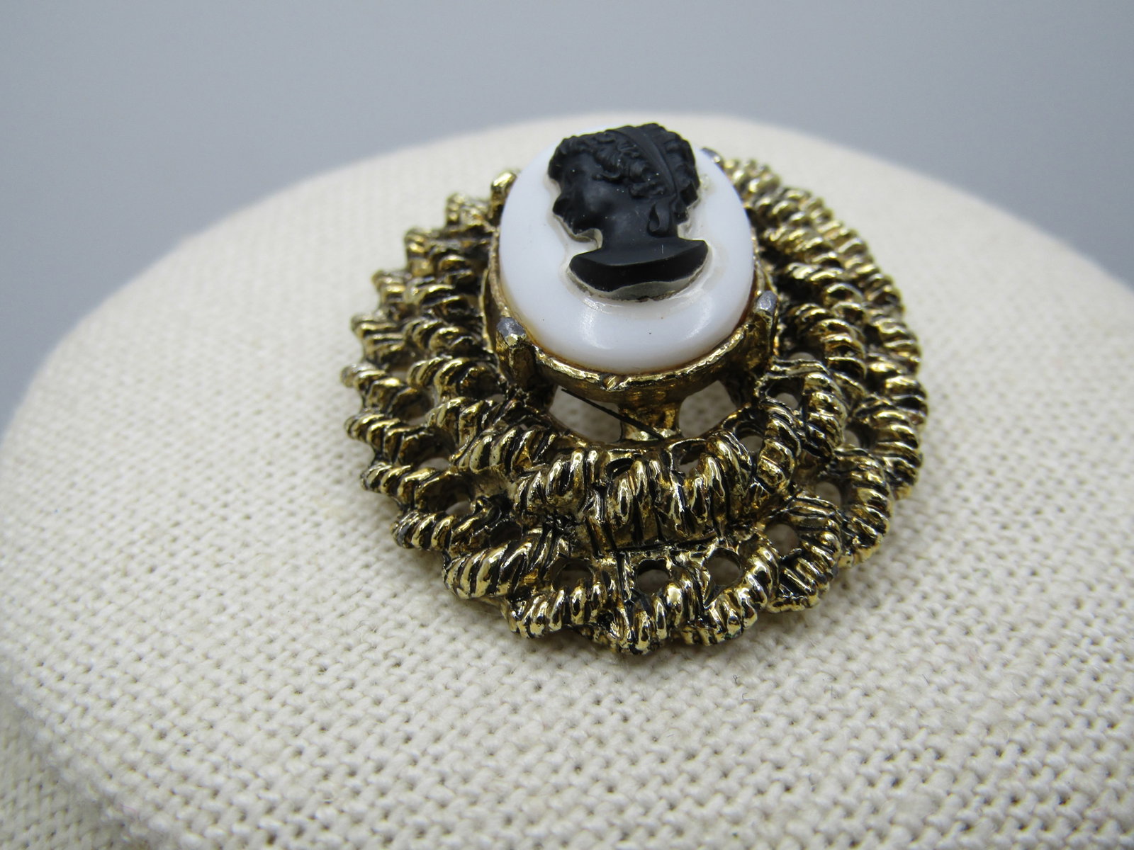 Vintage Tiered Black/White Cameo Brooch, 1960's - 4