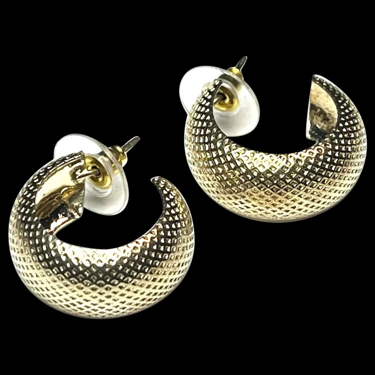 Estate Sterling Silver Gold Plated Earrings: Title: Estate Sterling Silver Gold Plated Earrings Description: Estate Sterling Silver Gold Plated EarringsSterling Silver Base with Gold PlateWeighs 5 gramPierced ClosureMeasures Approx. .5 x.25 inch