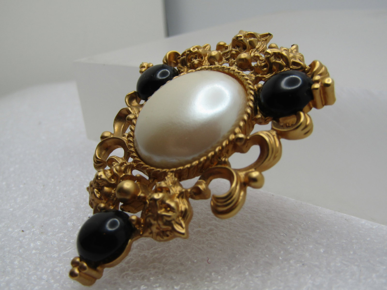 Vintage Faux Pearl Lion Heads Brooch, Signed Avon, 1980's - 3