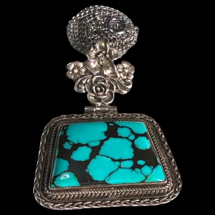 Vintage Handmade Artisan Sterling Silver and Turquoise Pendant: Title: Vintage Handmade Artisan Sterling Silver and Turquoise Pendant Description: Vintage Handmade Artisan Sterling Silver and Turquoise Pendant . Hallmarked: 925. Weighs: 22 grams. Pendant Measures: