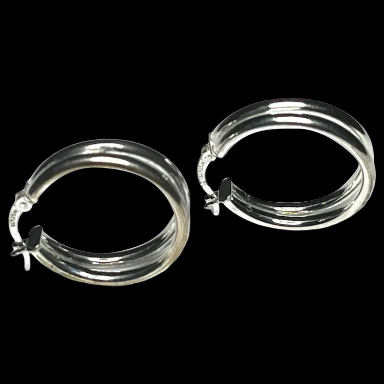 Vintage Double Loop Sterling Silver Hoop Earring: Title: Vintage Double Loop Sterling Silver Hoop Earring Description: Vintage Double Loop Sterling Silver Hoop EarringHallmarked Sterling Silver2.7 gramsPierced Ear ClosureMeasure Approx. 1 inch