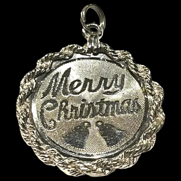 Vintage Merry Christmas Script Disk Charm: Title: Vintage Merry Christmas Script Disk Charm Description: Vintage Merry Christmas Script Disk Charm. Hallmarked: Sterling. Weighs: 6.7 grams. Measures Approx: 1.25 x 1.25 inches Date/Period: