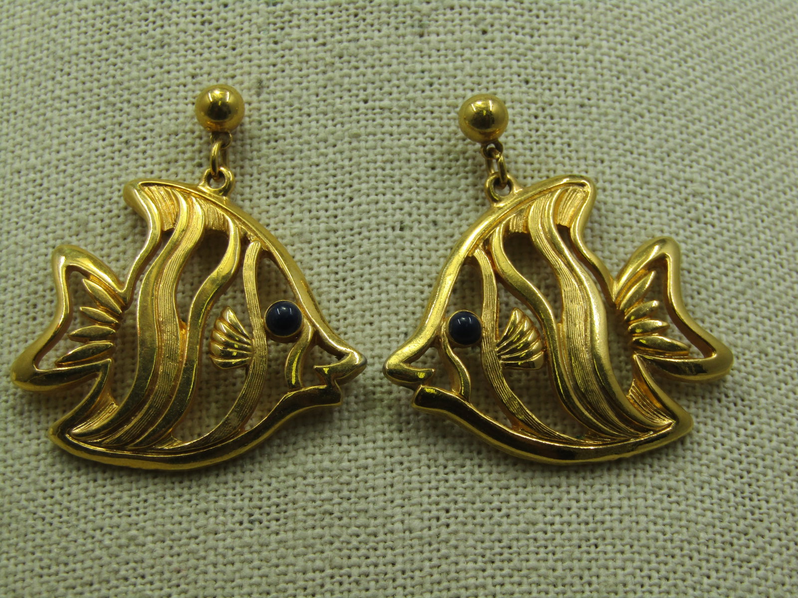 Vintage Tropical Gold FIsh Dangle Earrings, Pierced, 1.5", 1980's: Title: Vintage Tropical Gold FIsh Dangle Earrings, Pierced, 1.5", 1980's Description: Vintage Tropical Gold FIsh Dangle Earrings, Pierced, 1.5", 1980's. The fish have open work between designs on the
