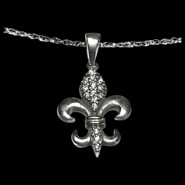 Estate Sterling Silver Fleur de Lis Necklace: Title: Estate Sterling Silver Fleur de Lis Necklace Description: Estate Sterling Silver Fleur de Lis Necklace . Hallmarked: 925. Weighs: 2.3 grams. Measures Approx: 18 inches length Date/Period: