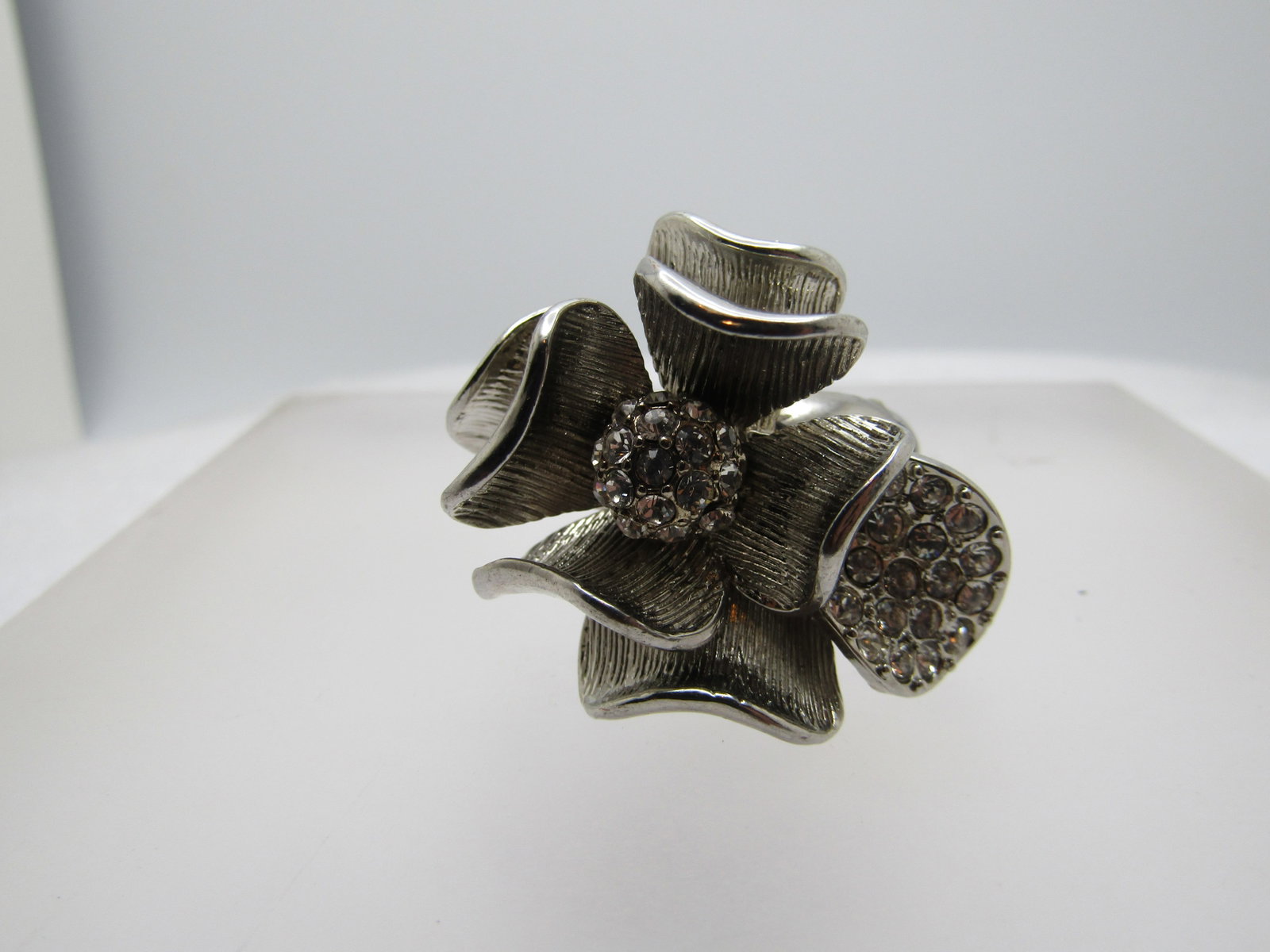Vintage Rhinestone Floral Ring, Stretch, Sz. 6-8. 1990's: Title: Vintage Rhinestone Floral Ring, Stretch, Sz. 6-8. 1990's Description: Vintage Rhinestone Floral Ring, Stretch, Sz. 6-8. 1990's. Largae silver tone blossom with curled petals. It is appx,. 1.5"