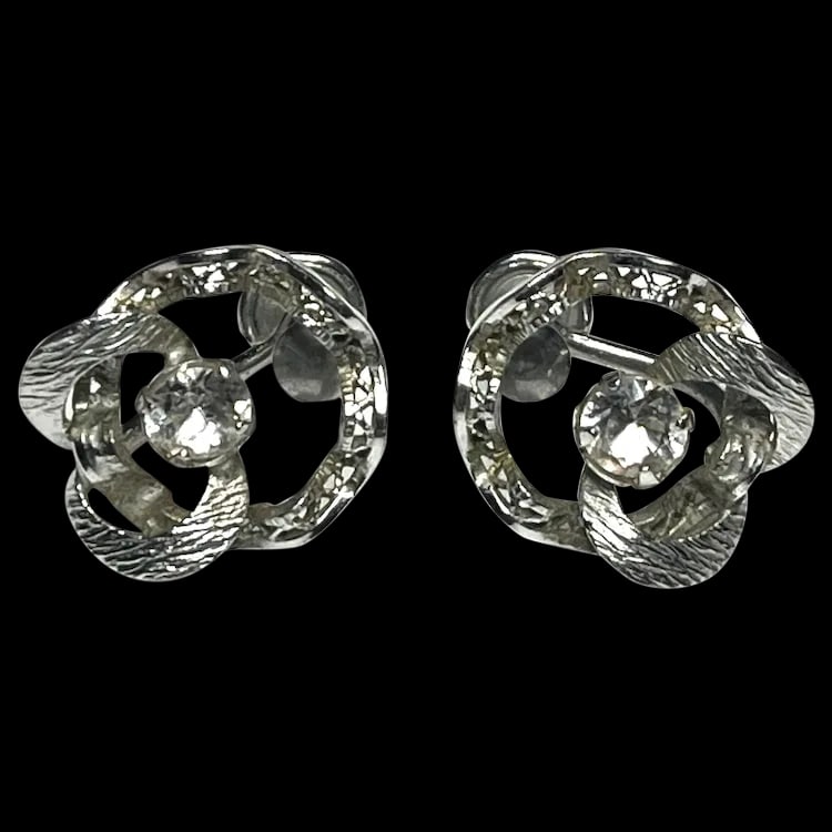 Vintage Sterling Flower Screw Back Earrings: Title: Vintage Sterling Flower Screw Back Earrings Description: Vintage Sterling Flower Screw Back Earrings . Hallmarked Sterling Silver. 3.2 grams. Screw Back Closure. Measure Approx. .50 x .50 Date/