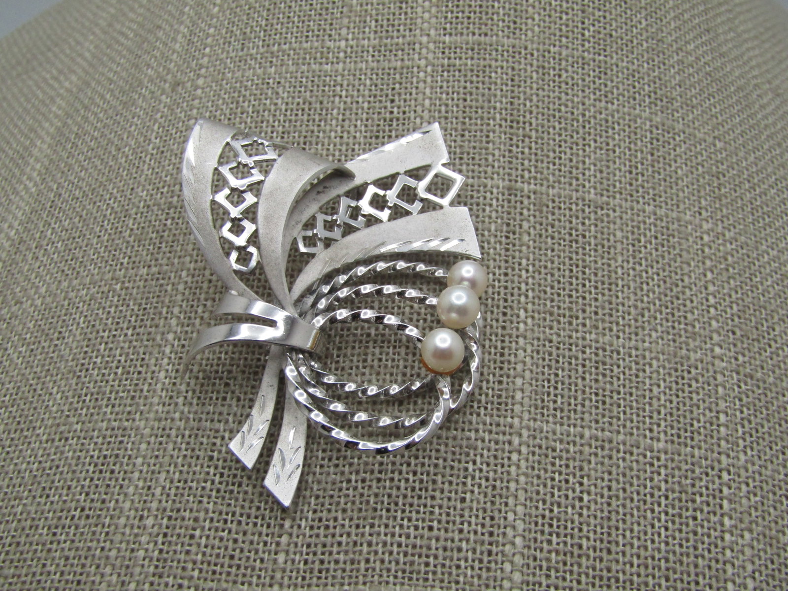 Vintage Sterling Cultured Pearl Brooch, 1940's-1960's, Curtis Creations: Title: Vintage Sterling Cultured Pearl Brooch, 1940's-1960's, Curtis Creations Description: Vintage Sterling Cultured Pearl Brooch, 1940's-1960's, Curtis Creations. Looped bow design with satin and sm