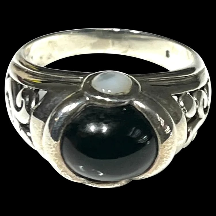 Estate Black Onxy & M oonstone Sterling Silver Cocktail Ring: Title: Estate Black Onxy & M oonstone Sterling Silver Cocktail Ring Description: Estate Black Onxy & M oonstone Sterling Silver Cocktail RingHallmarked: signed 925Weighs: 5.3 gramsMeasures US Ring SIz