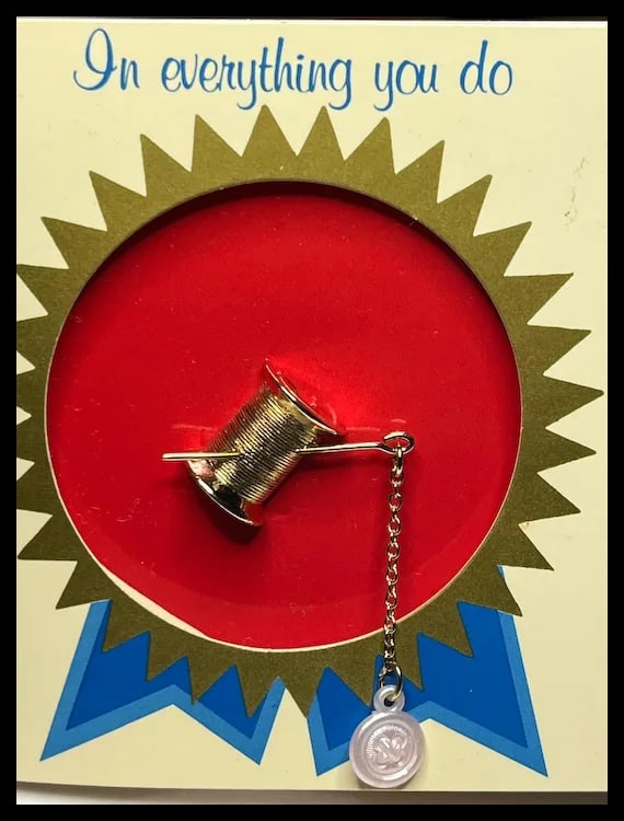 Vintage Avon Favorite Pastimes Needle & Thread Lapel - 2