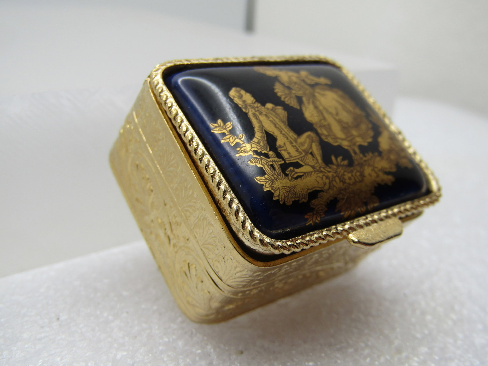 Vintage Courting Scene Pill Box, 1960's-1970's - 3