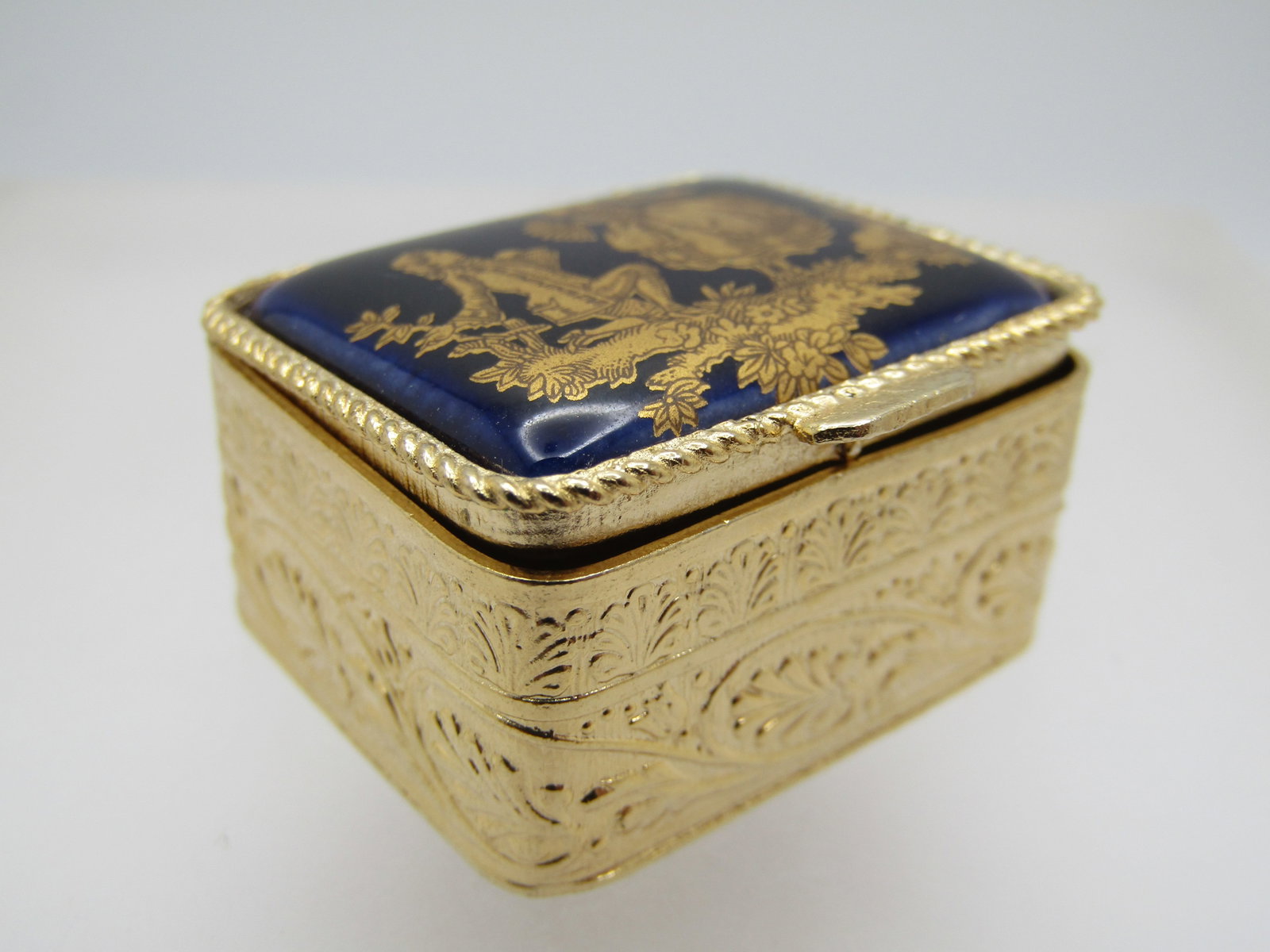 Vintage Courting Scene Pill Box, 1960's-1970's - 4