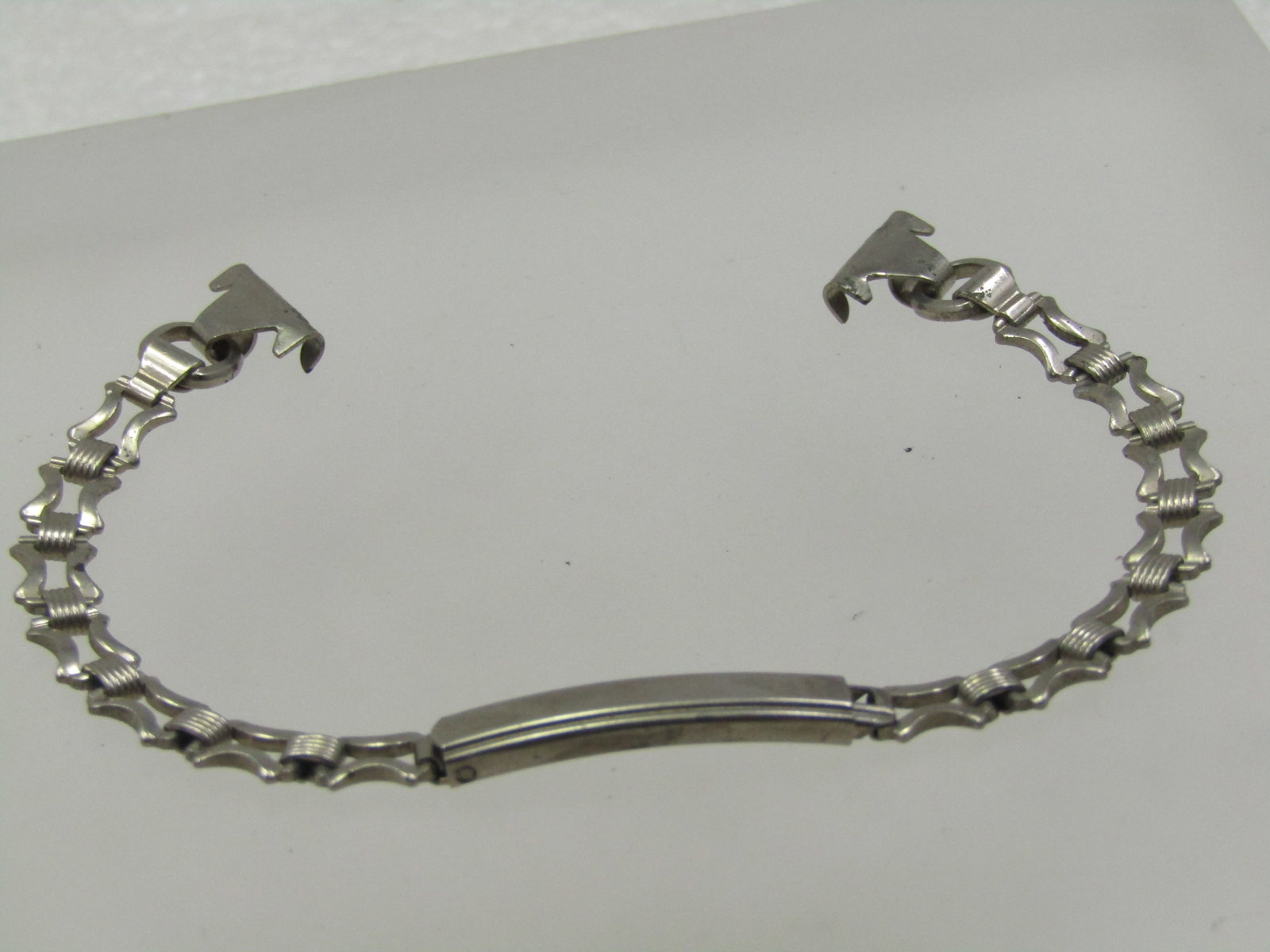 Vintage Topps Bracelet Style watch Band, Mid-Century 6" (without watch): Title: Vintage Topps Bracelet Style watch Band, Mid-Century 6" (without watch) Description: Vintage Topps Bracelet Style Watch Band, Mid-Century 6" (without watch). ladie's. This is silver tne metal w