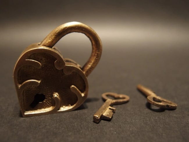 Cast Iron Trunk Chest Box Heart Padlock w Key: 2" Tall x 1 3/8" WideJust wonderful heavy duty antique reproduction iron padlock with keys. Fully functional, looks great on an old truck or chest!Reserve: $18.00