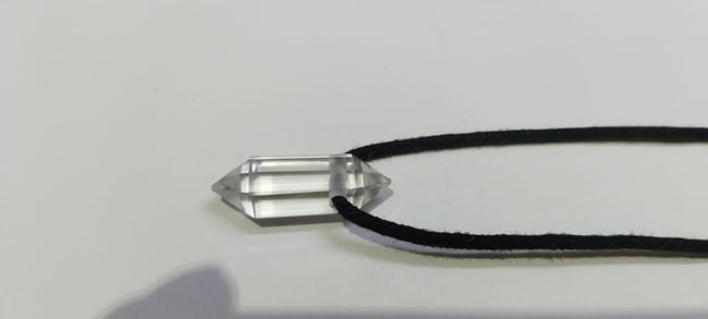 Crystal Pencil Pendant With Adjustable Black Cord: DescriptionTitle:Crystal Pencil Pendant With Adjustable Black CordDescription:Pendant DetailDesign : Pencil Pendant With Adjustable Black Cord Stone Name : CrystalColor : WhiteShape : Pencil,li>Dimens