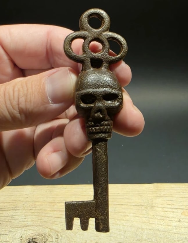 3 1/2" Iron Skeleton Key: 3 1/2 "Antique-Style Cast Iron Skull Key - Vintage Gothic ReproductionThis aged cast iron key features a bold skull motif, echoing the curiosity and craftsmanship of 19th-century Gothic and Victorian 