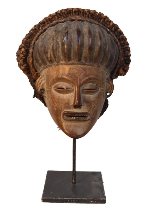 Mask – Wood – Chokwe – Congo DRC: Authentic Chokwe mask from DR Congo with beautiful patina and in good condition with traces of wear and tear.The Chokwe who spread from their homeland of Angola throughout the southern region of the D