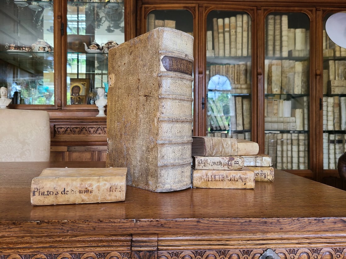 1737 LATIN GERMAN BIBLE AMAZING PIGSKIN BINDING MASSIVE FOLIO antique BIBLIA: OLD & NEW TESTAMENTS Size 9.5 by 15" Thickness 4.5" Very good condition. Minor wear. Original clasps. Endpapers damaged. Text in German & Latin. = Reserve: $945.00 Shipping: Domestic: Flat-rate of