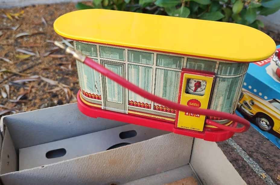 Distler "1955 Studebacker-Packard 400" car with Shell Gas Station (Made in Germany), car runs off a - 7