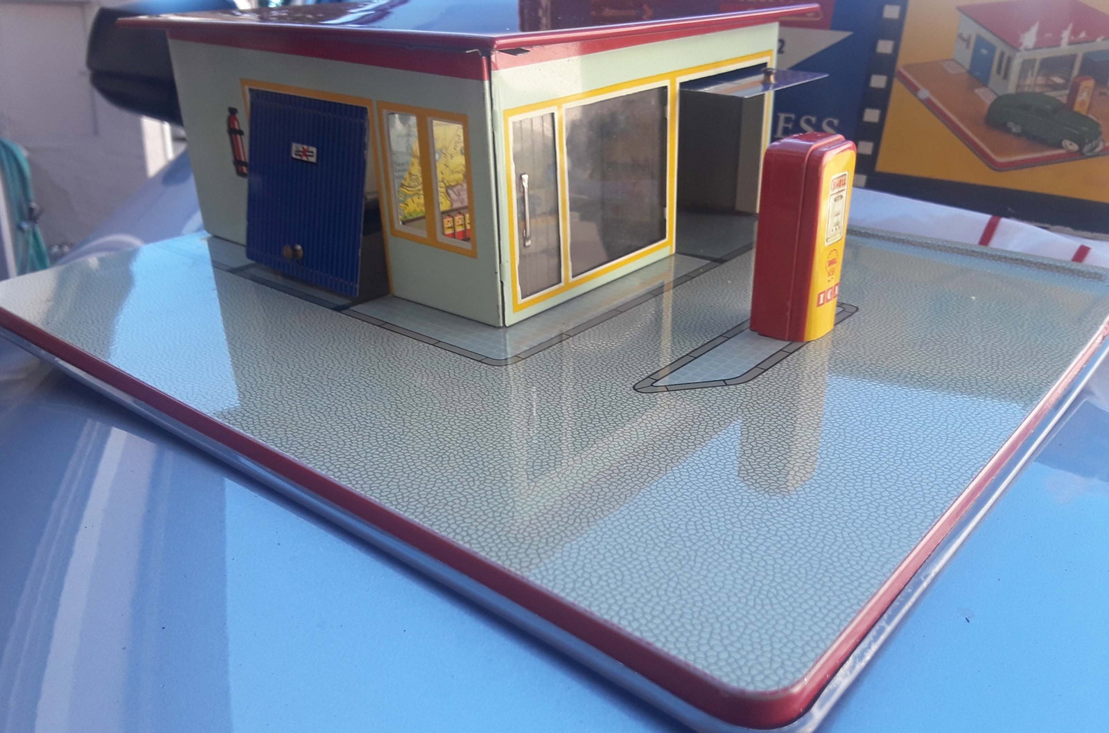 Schuco 1502 Shell station, including "no-fall" Mirako car, the car goes in one set of doors and - 3