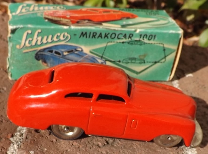 Schuco 1502 Shell station, including "no-fall" Mirako car, the car goes in one set of doors and - 6