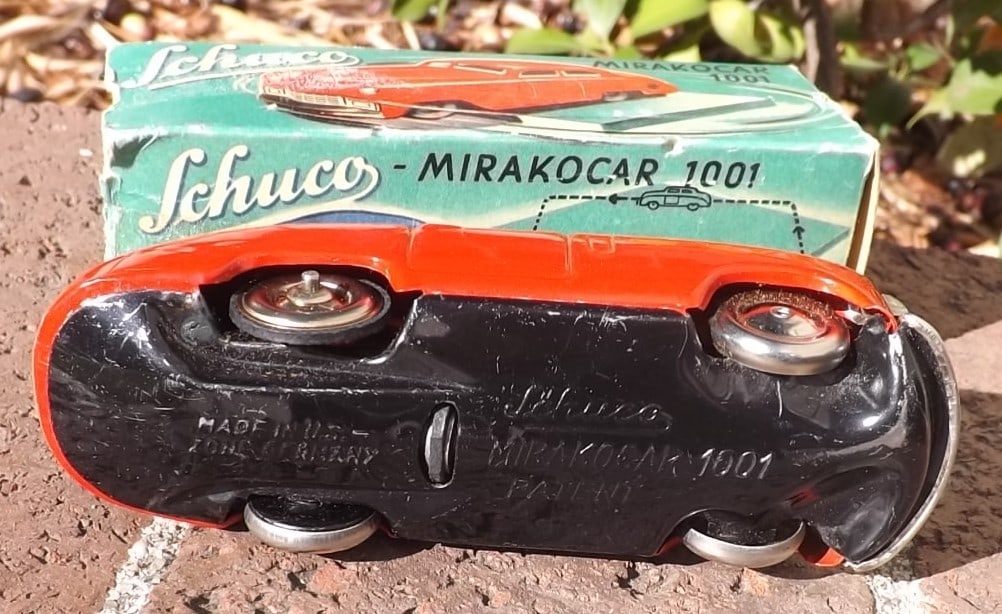 Schuco 1502 Shell station, including "no-fall" Mirako car, the car goes in one set of doors and - 8