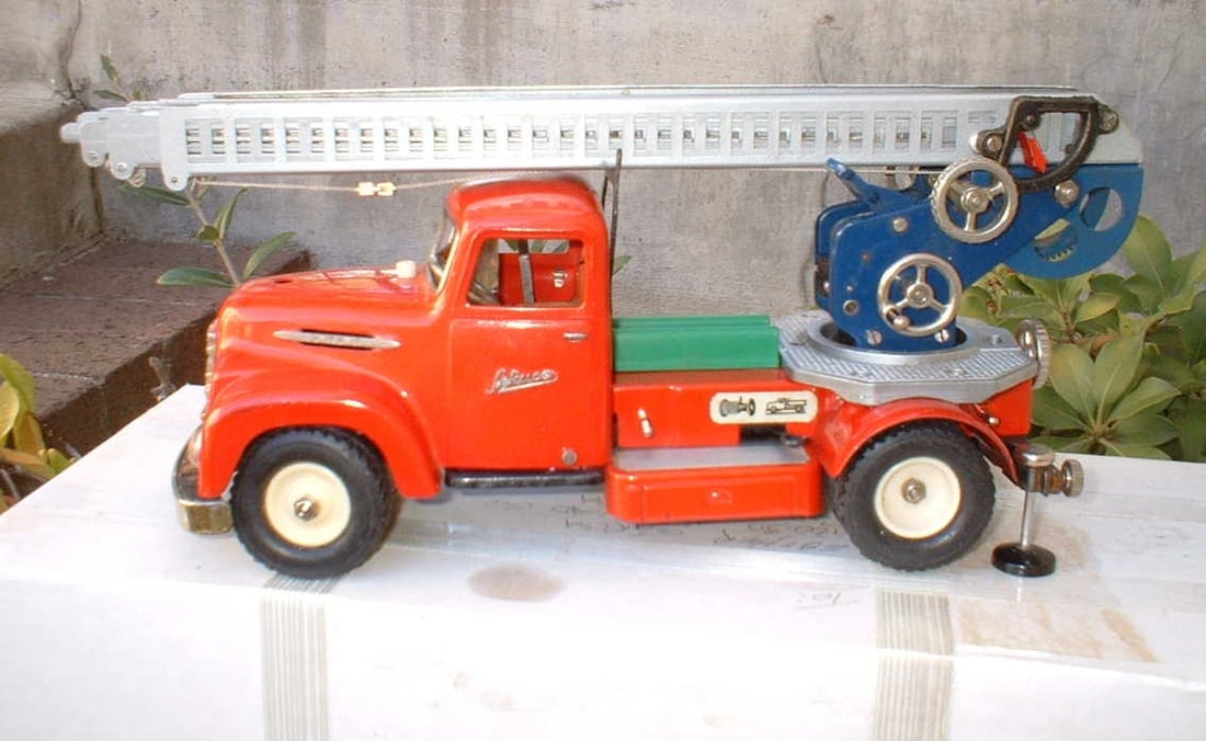 Schuco 6080 fire engine, Made in Germany 1956-58, extensible ladder, the more expensive version with - 2