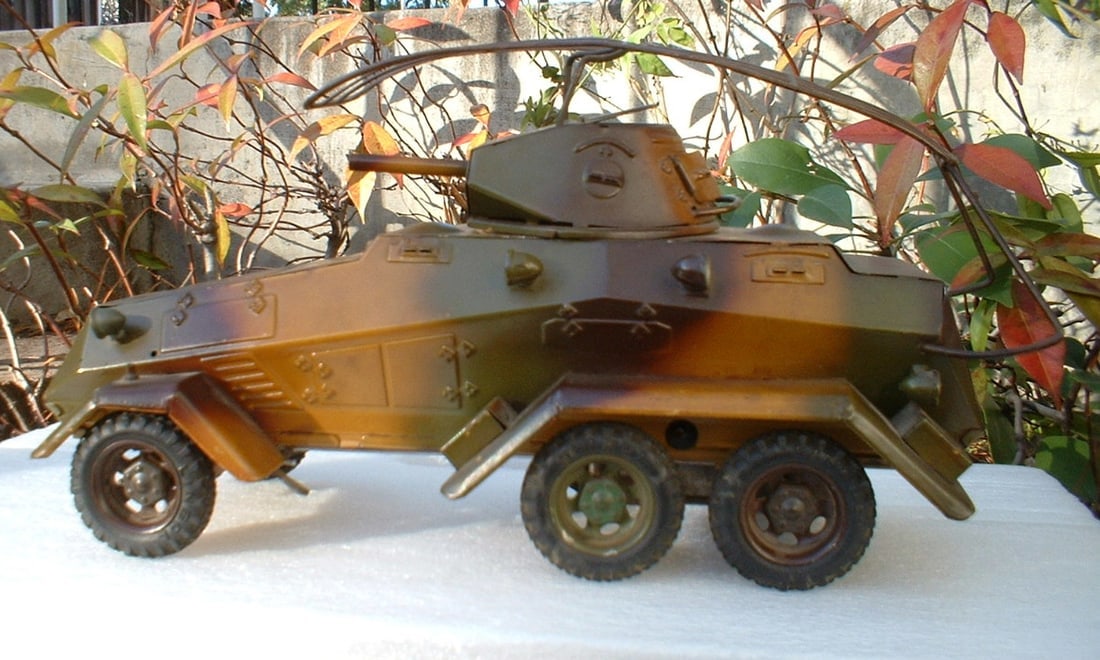 1937 Lineol "Panzerspahwagen" 1210, windup motor,six-wheeled military truck, the turret swings (1 of 5)