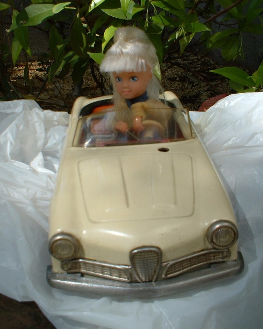 Schuco "Texi" animated doll drives the Italian Alfa Romeo car, a clever program camshaft mechanism (1 of 4)