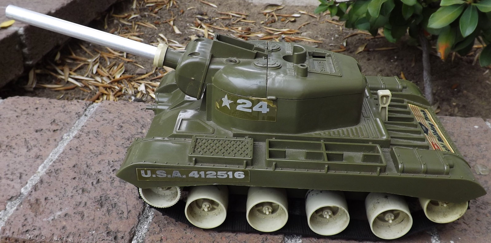 Remco "light Bulldog" tank, Made in USA, BO, fully operational, shoots projectiles, c9,. (1 of 6)