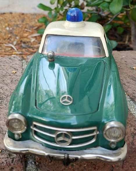 Schuco "Razzia" 5509, Made in Germany, blue light flashes on-off, the policement picks up the - 2