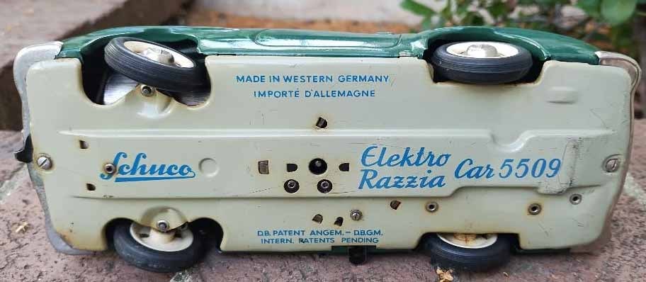 Schuco "Razzia" 5509, Made in Germany, blue light flashes on-off, the policement picks up the - 6