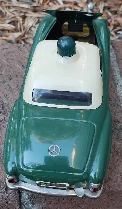 Schuco "Razzia" 5509, Made in Germany, blue light flashes on-off, the policement picks up the - 3
